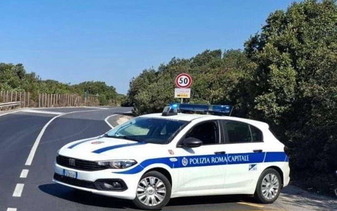 Ostia, investe ciclista sulla via Litoranea e fugge: denunciato 51enne