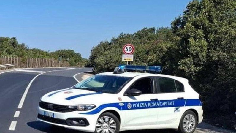 Ostia, investe ciclista sulla via Litoranea e fugge: denunciato 51enne