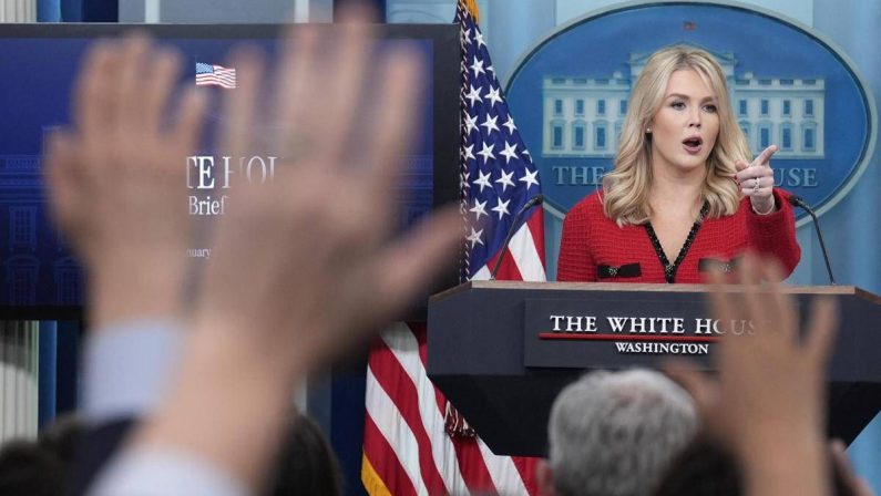 Trump, la portavoce Karoline Leavitt lascia l’incarico. Il presidente: “La capisco”