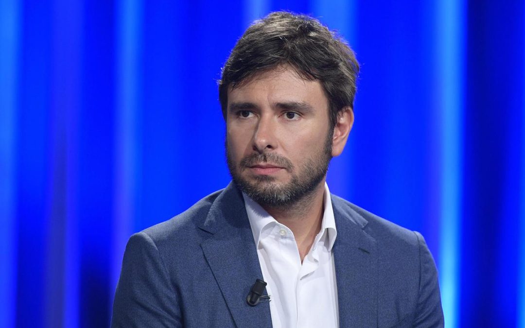 Di Battista ricoverato a Cuba, le reazioni. Da Crosetto a Mannoia: “Forza Ale”
