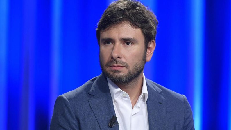 Di Battista ricoverato a Cuba, le reazioni. Da Crosetto a Mannoia: “Forza Ale”