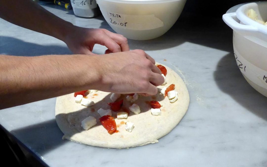 Cambiano le ordinazioni e le pizze arrivano in ritardo, titolare preso a schiaffi a Correggio