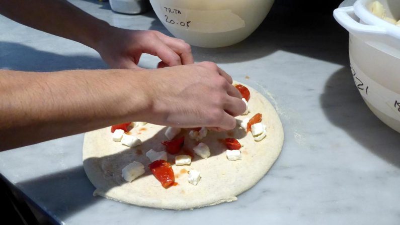 Cambiano le ordinazioni e le pizze arrivano in ritardo, titolare preso a schiaffi a Correggio