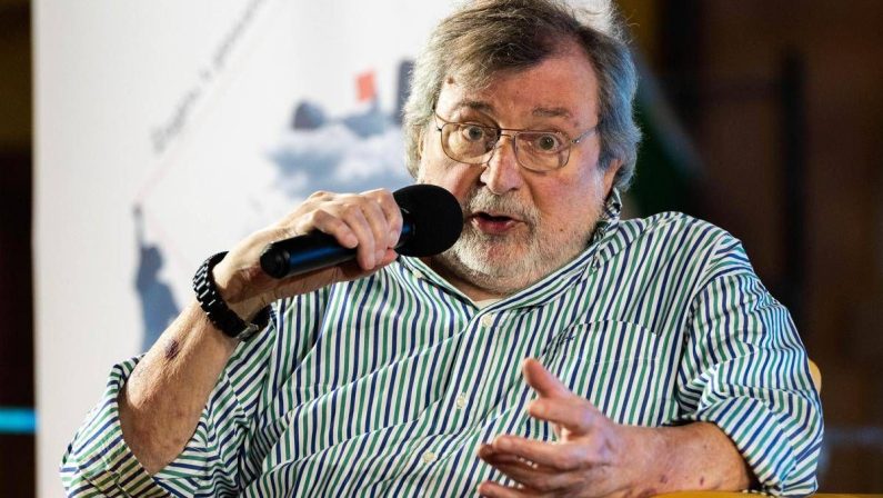 Addio Guccini, l’Italia lo ricorda così. Fazio: “Dolore grande, si porta via un pezzo della nostra vita”