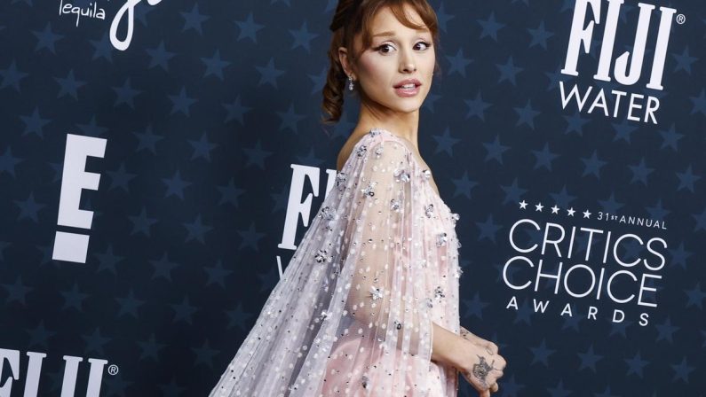 Ariana Grande si prende una pausa, la decisione dopo le critiche sul fisico