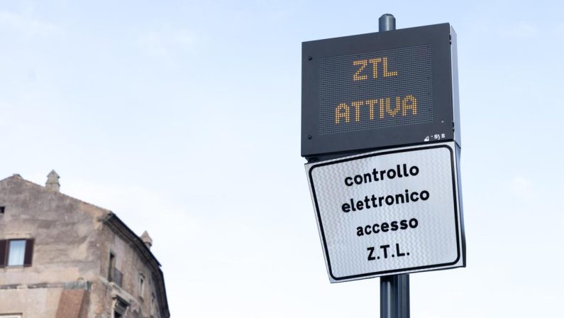 Roma, caos parcheggi quando giocano Roma e Lazio: il Campidoglio lancia ipotesi Ztl per Olimpico