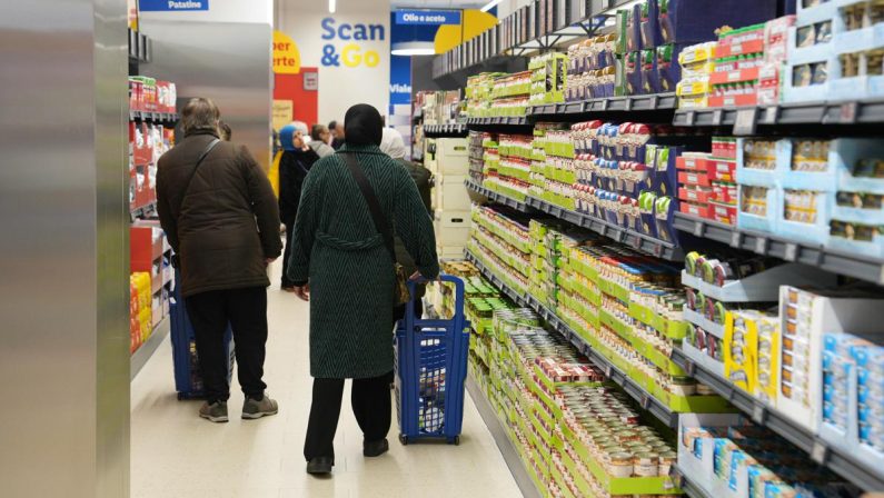 Inflazione, caldo, sanità e bollette: le preoccupazioni degli italiani secondo Spin Factor