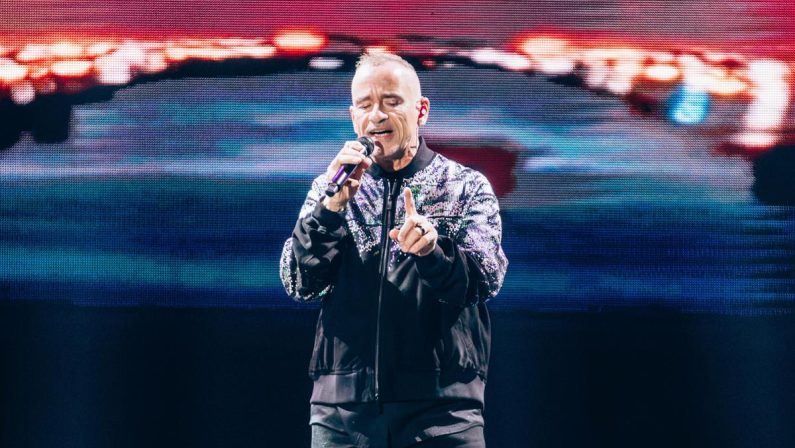 Ramazzotti operato alle corde vocali, l’esperto: “Rischi del mestiere”