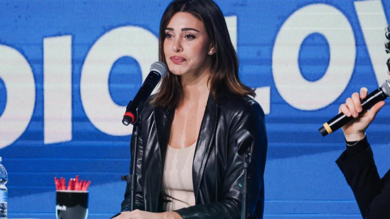 Belen, le foto di Luna Marì diventano un caso: la polemica sullo ‘sharenting’