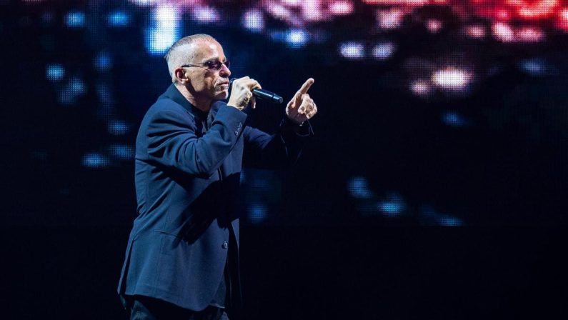 Eros Ramazzotti stop al tour, operato alle corde vocali: “Dovremo aspettare il 2027”