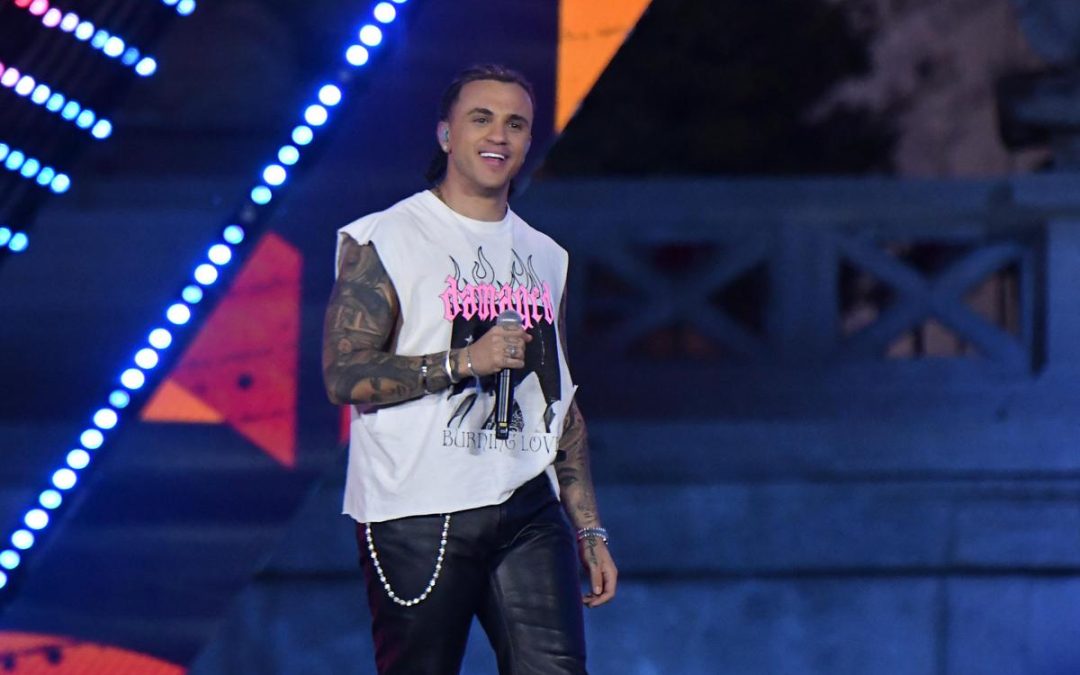 Samurai Jay, problemi tecnici durante il concerto: “È stonato pure con l’autotune”