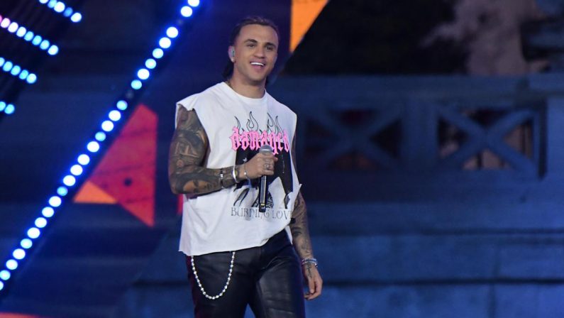 Samurai Jay, problemi tecnici durante il concerto: “È stonato pure con l’autotune”