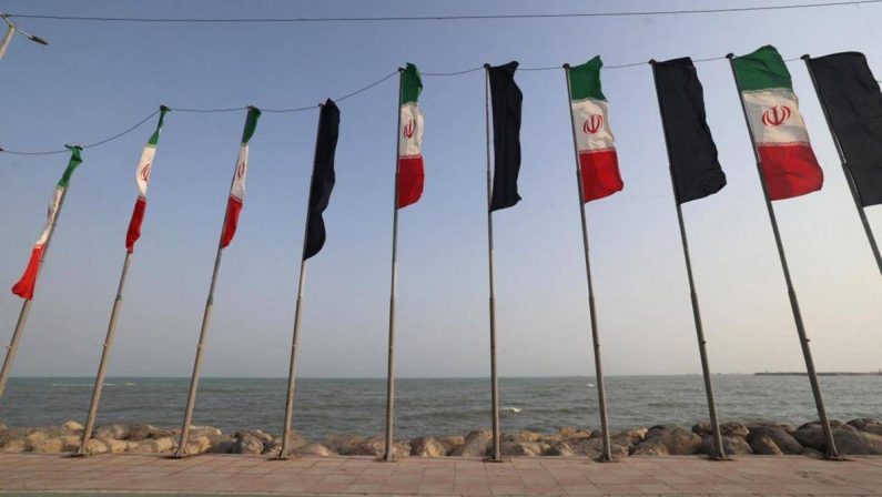 Iran, per Trump tre possibili strategie per battere Teheran. Araghchi: “Noi potenza invincibile”