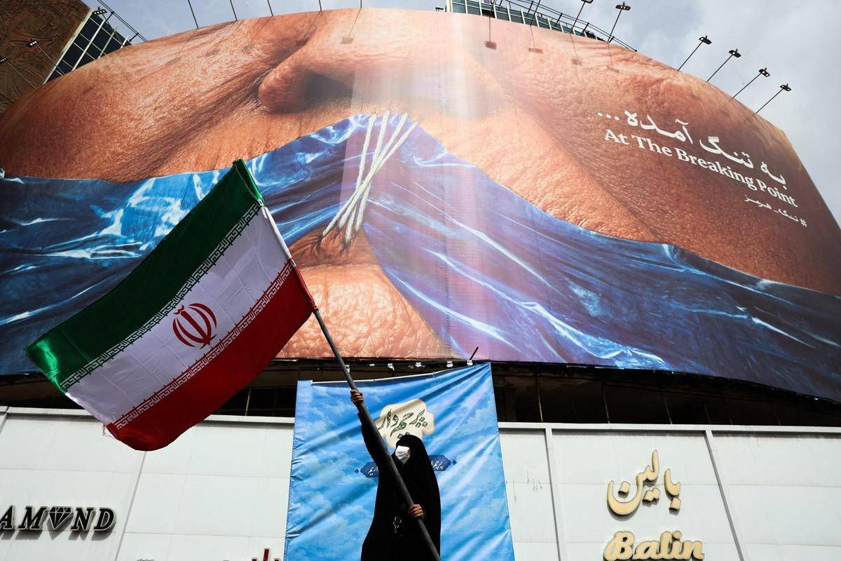 https://www.quotidianodelsud.it/wp-content/uploads/2026/08/iran-hormuz-manifesto-bandiera-afp.jpeg