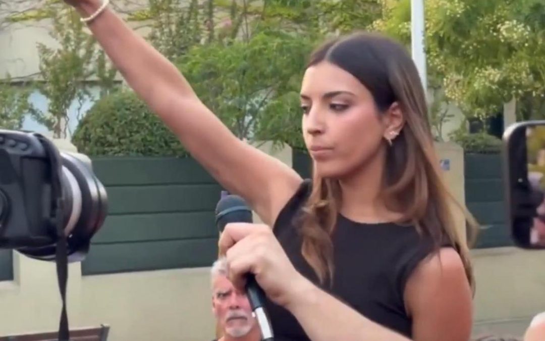 Saluto nazista davanti all’ambasciata del Marocco a Madrid, chi è l’attivista 24enne virale sui social