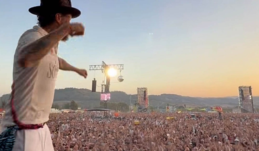Lorenzo Jovanotti sul palco della Calabria Music Arena davanti al pubblico calabrese presente al Jova Summer Party