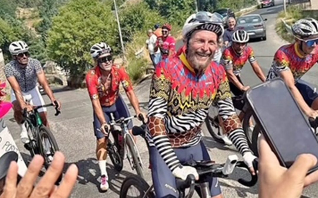 Jovanotti con la sua bici ad Acri