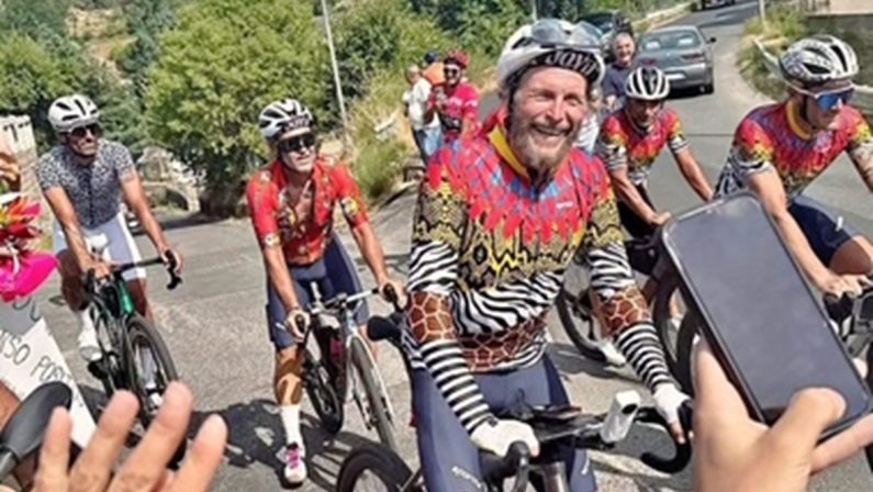 Jovanotti arriva in bici ad Acri