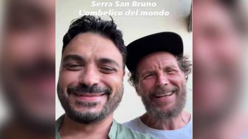 Jovanotti in bici fa tappa a Serra San Bruno: «L’ombelico del mondo»