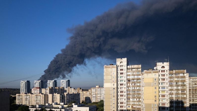 Ucraina, raid russo contro magazzino vicino a Kiev fa strage: almeno 27 morti