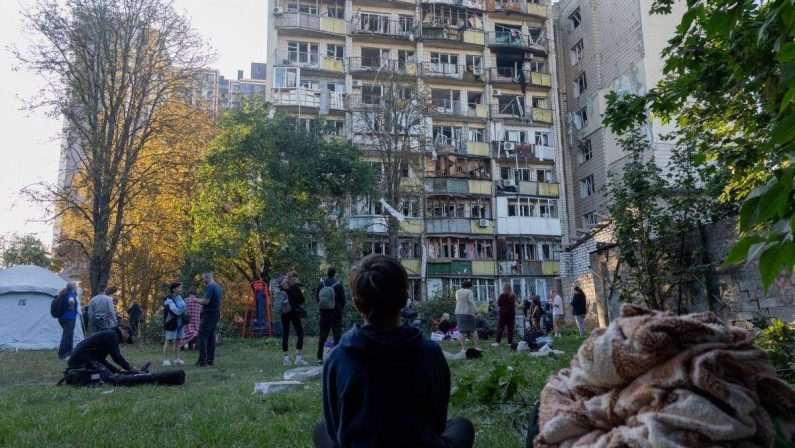 Ucraina, Mosca bombarda Kiev: 12 morti. Il sindaco: “Colpito ospedale pediatrico”. Polonia in allerta fa decollare aerei militari al confine