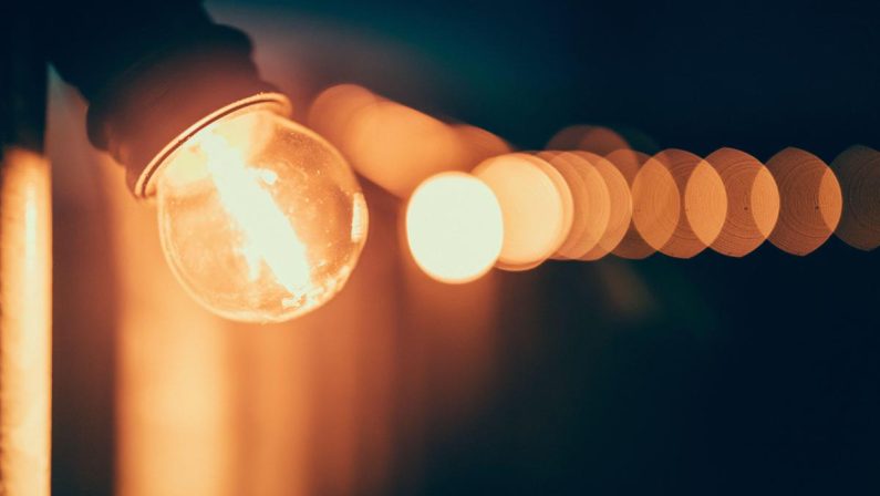 Bollette luce e gas, aumenti in vista: prezzi fino al 40% in più in autunno e inverno