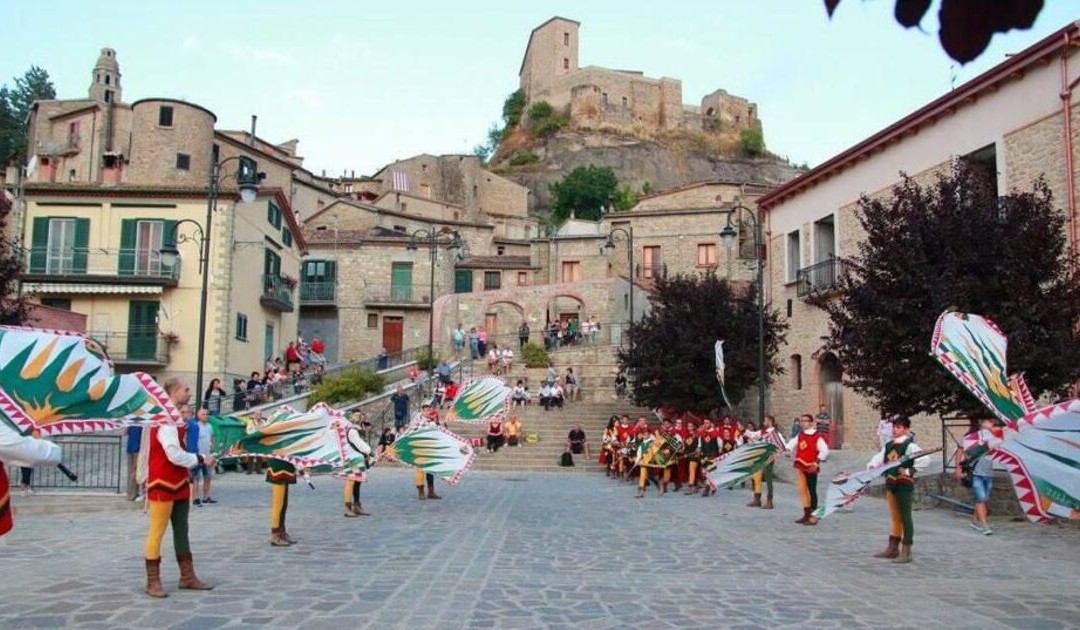 Laurenzana: carri, maschere e cartapesta via il “Carnevale estivo”