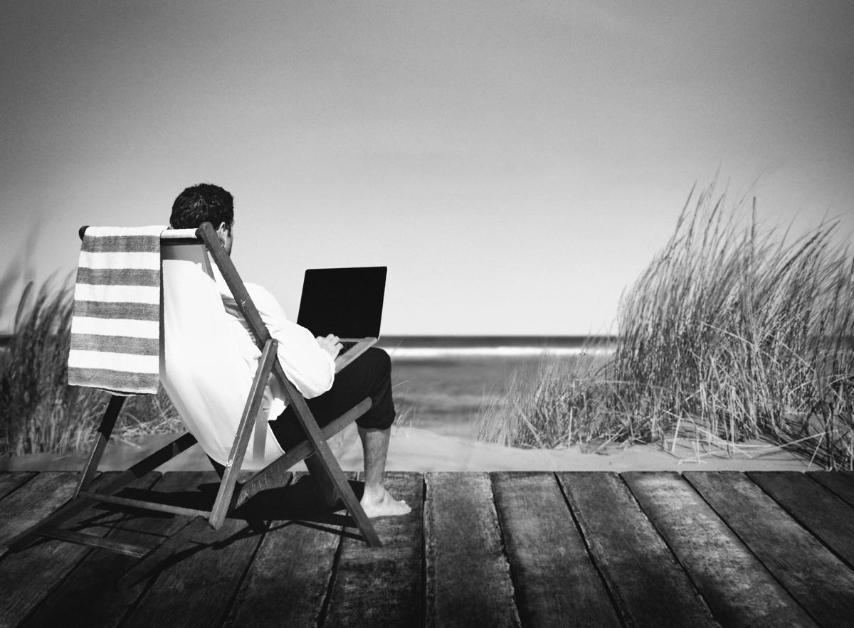 https://www.quotidianodelsud.it/wp-content/uploads/2026/08/lavoro-vacanza-123rf-free.jpeg