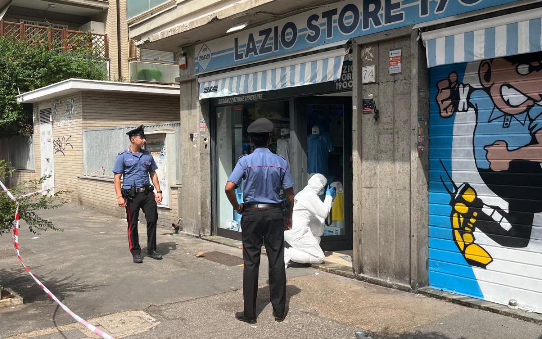 Spari contro vetrina Lazio Store a Ostia, indagini in corso