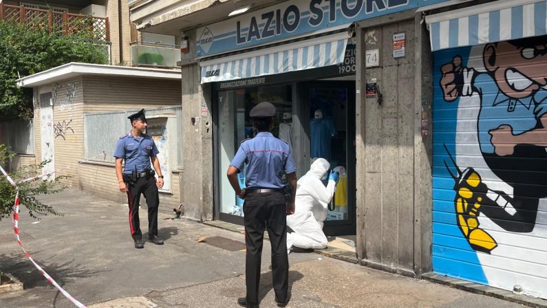 Spari contro vetrina Lazio Store a Ostia, indagini in corso