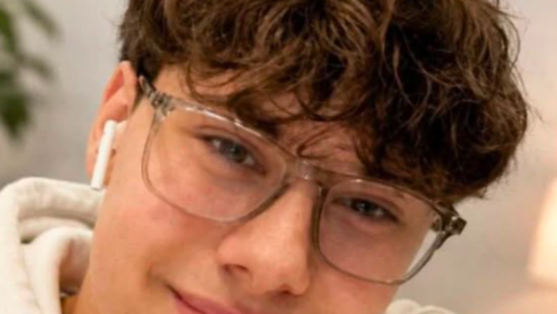Vicenza, Leonardo Cortese muore in piscina a 19 anni: ipotesi sfida di apnea con l’amico