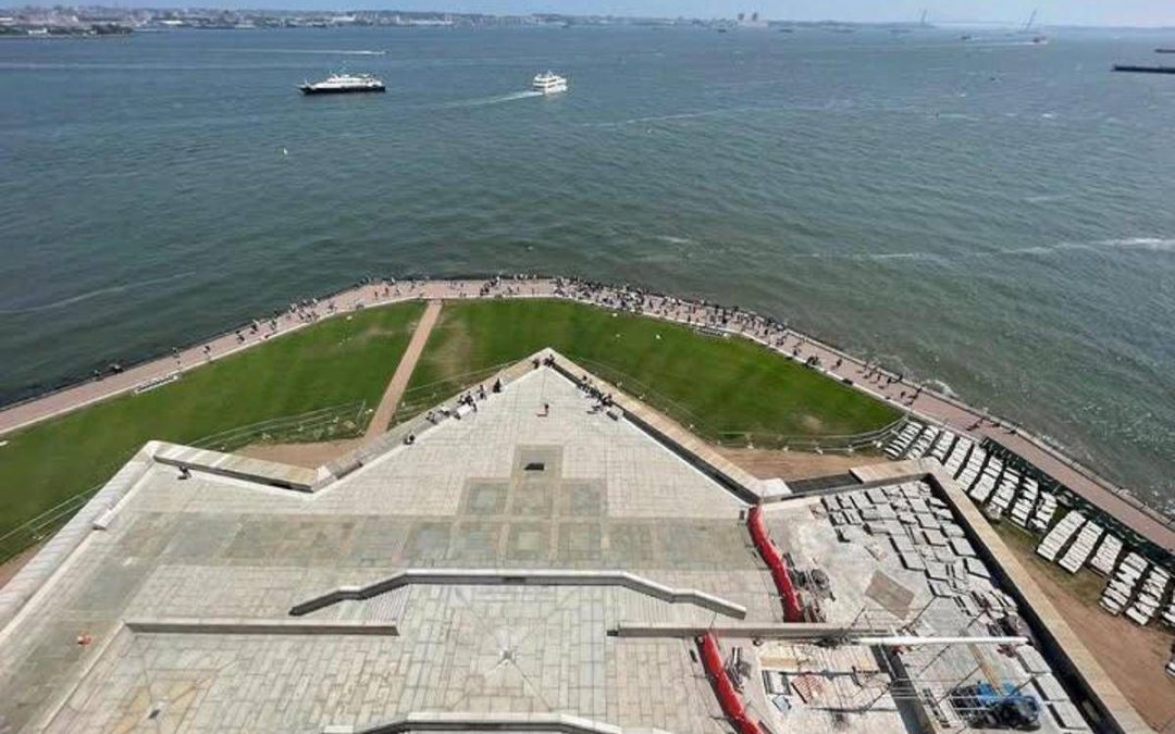 New York, barca si ribalta a Liberty Island: morti una donna e un neonato