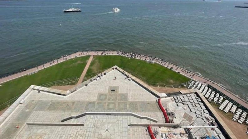 New York, barca si ribalta a Liberty Island: morti una donna e un neonato
