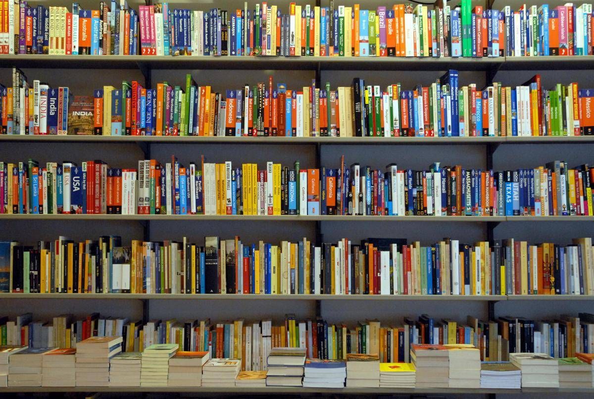 https://www.quotidianodelsud.it/wp-content/uploads/2026/08/libri-di-lettura-su-scaffali-nelle-libreria-luoghi-libri-di-via-vettabbia.jpeg