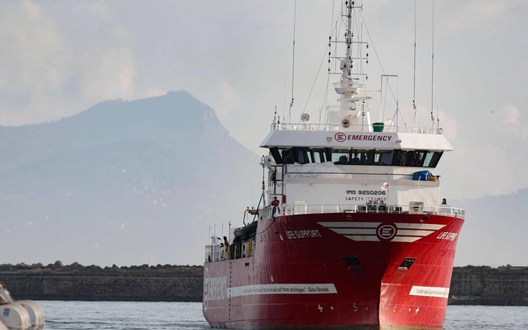 Life Support di Emergency salva 50 migranti: “Su barcone anche sette morti”