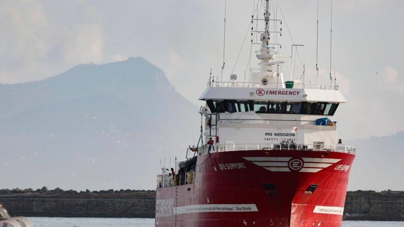 Life Support di Emergency salva 50 migranti: “Su barcone anche sette morti”