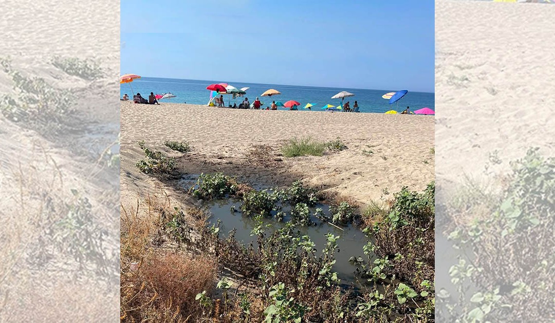Reflui fognari sulla spiaggia di San Leonardo di Cutro a pochi metri dagli ombrelloni