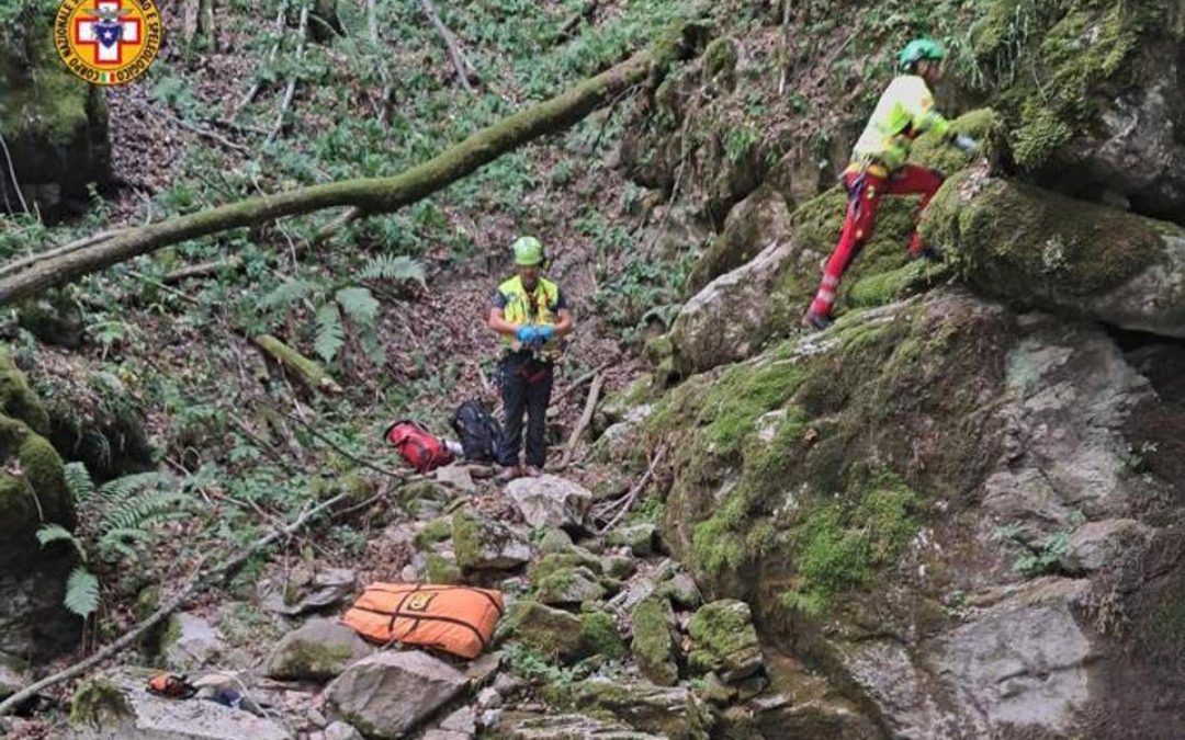 Tenta di salvare 13enne precipitato in una scarpata nel Bosco del Corniglio: morto capo scout