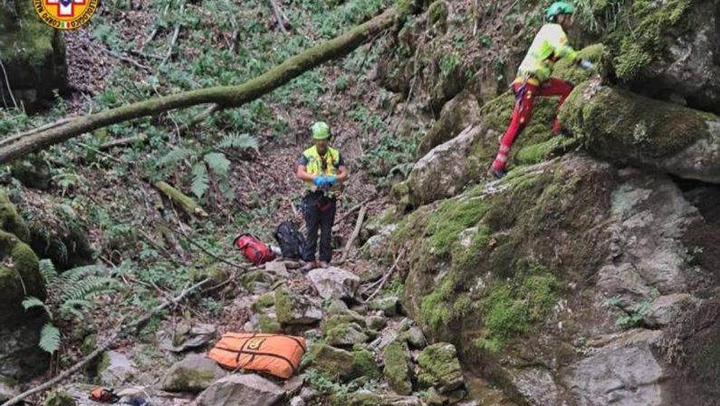 Tenta di salvare 13enne precipitato in una scarpata nel Bosco del Corniglio: morto capo scout
