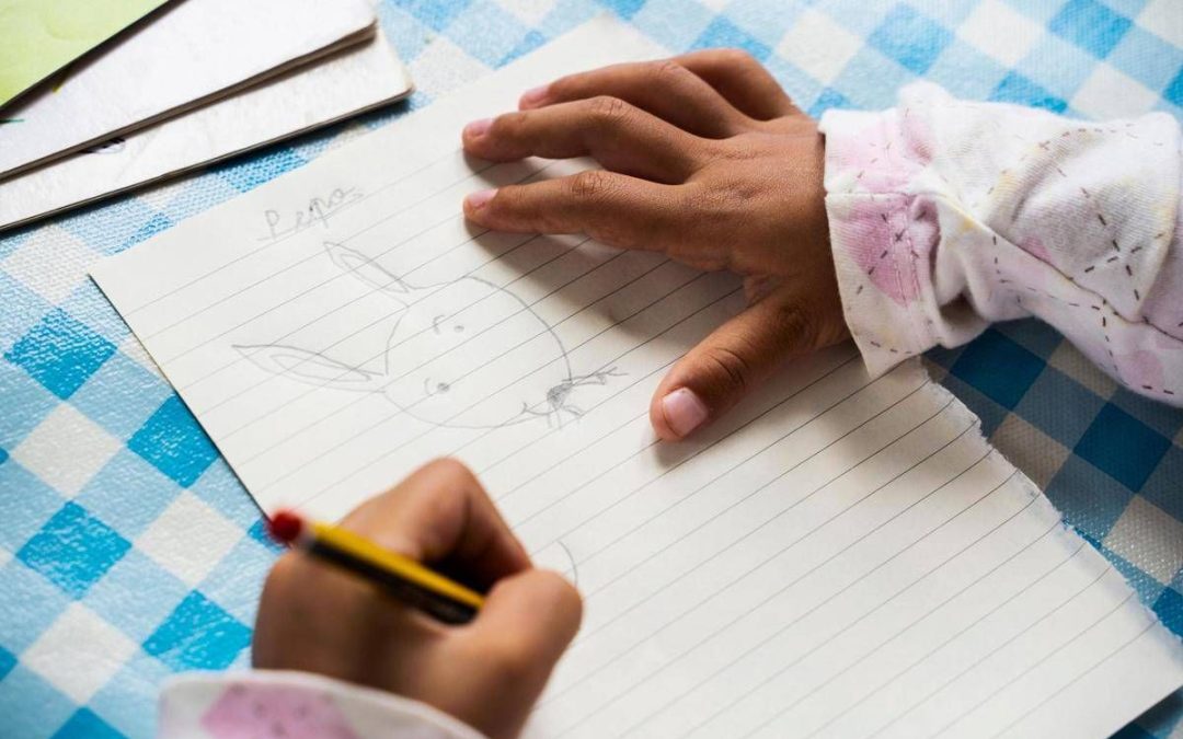 Lo studio che ‘riabilita’ la scrittura a mano: “Fa bene al cervello”