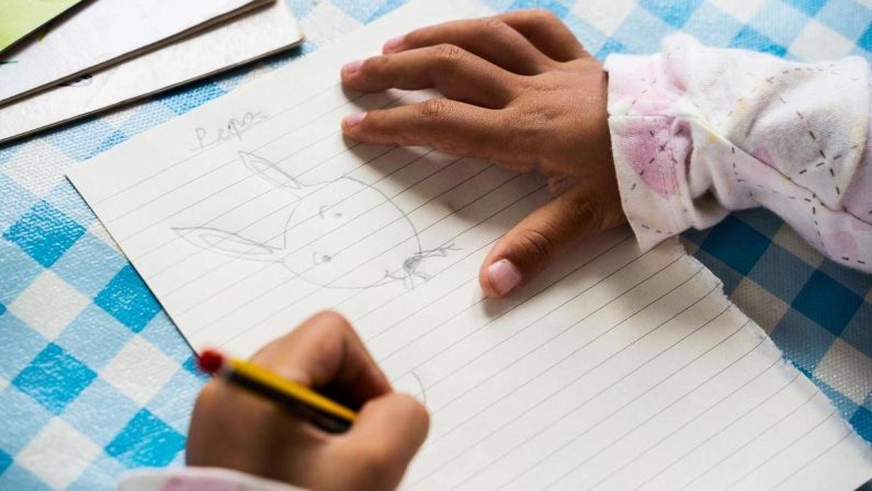 Lo studio che ‘riabilita’ la scrittura a mano: “Fa bene al cervello”
