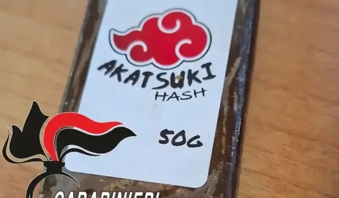 Panetto di hashish con marchio tratto dal manga di Naruto, coppia arrestata nel Napoletano