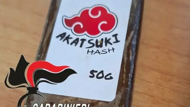 Panetto di hashish con marchio tratto dal manga di Naruto, coppia arrestata nel Napoletano