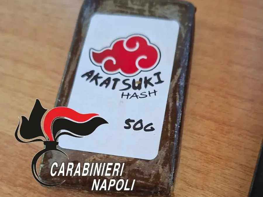 Panetto di hashish con marchio tratto dal manga di Naruto, coppia arrestata nel Napoletano