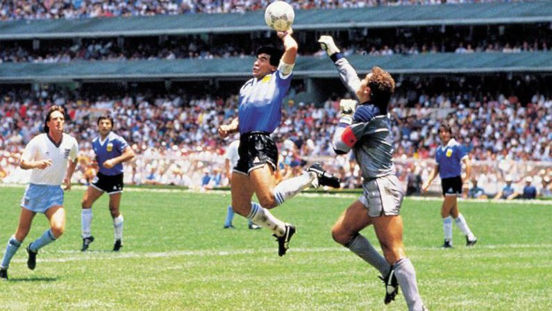 Maradona e il pallone de ‘la mano de Dios’, il cimelio venduto per 2,5 milioni