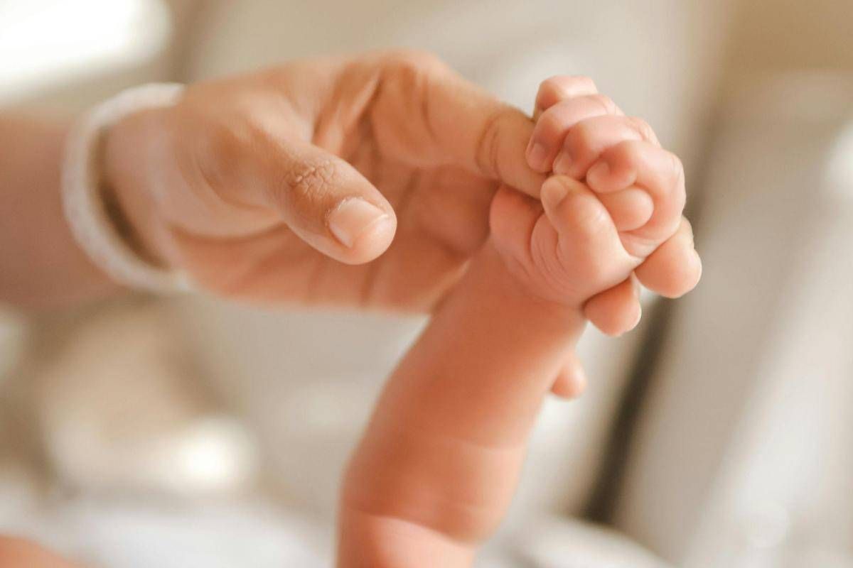 https://www.quotidianodelsud.it/wp-content/uploads/2026/08/mano-neonato-stringe-genitore-canva.jpeg