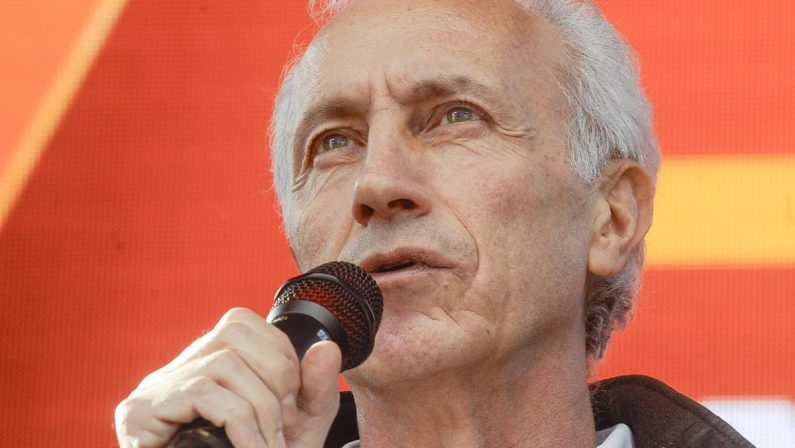 Di Battista ricoverato a Cuba, messaggio di Travaglio: “Forza ragazzo”