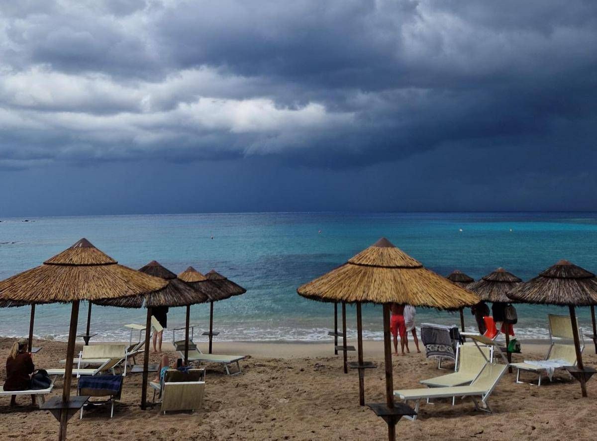 https://www.quotidianodelsud.it/wp-content/uploads/2026/08/mare-spiaggia-temporale-adn.jpeg