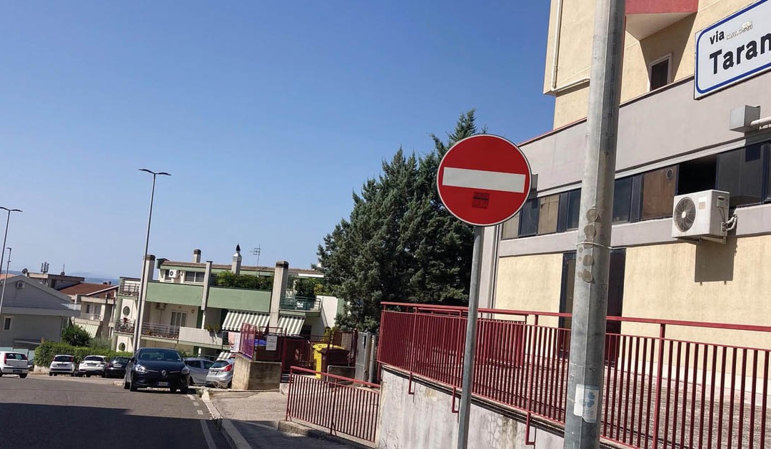 Matera, i residenti di via Taranto: «Liberate la strada dal senso unico»