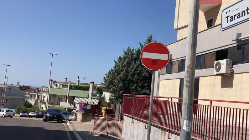 Matera, i residenti di via Taranto: «Liberate la strada dal senso unico»